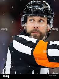 231116 Domare Marcus Linde under ishockeymatchen i SHL mellan Frölunda och  Malmö Redhawks den 16 november 2023 i Göteborg . Foto: Michael  Erichsen/BILDBYRÅN/COP 89/MI0572 frölunda ice hockey ishockey malmö  redhawks shl svenska