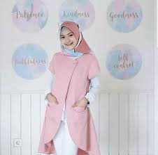 Gaya berbusana anda akan semakin lengkap dengan tambahan pakaian multiluaran seperti vest. Vela Outer L Atasan Fashion Baju Blouse Pink Outer Rompi Wanita Fesyen Wanita Pakaian Wanita Atasan Di Carousell