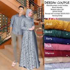 Nggak cuma itu saja, syahrini terlihat membawa sebuah tas model clutch warna emas yang mentereng, dan matching dengan warna high heelsnya. Pin Di Muslim S Corner