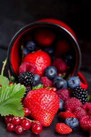 Set Of Fresh Berries Fresh Berries Falling Out Of Red Cup On Black Background Low Key Art Et Cuisine Photos De Fruits Et Legumes Fruits Et Legumes
