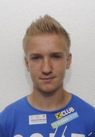 Saisonaus für jungen Snowboarder