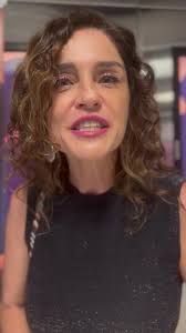 Assista o recado da atriz Rose Brant, que além de viver a personagem  Sabrina, foi autora da música "Oceano em meu Jardim., Quer ouvir a música?,  https://open.spotify.com/track/71rtmhQc3TJDIbJn7wtBPr?s...