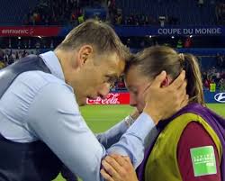 For faster navigation, this iframe is preloading the wikiwand page for منتخب إنجلترا لكرة القدم للسيدات. ØªØ°ÙƒØ±Øª ÙˆØ§Ù„Ø¯ØªÙ‡Ø§ Ø§Ù„Ø±Ø§Ø­Ù„Ø© ÙÙˆØ² Ù…Ù†ØªØ®Ø¨ Ø¥Ù†Ø¬Ù„ØªØ±Ø§ Ø§Ù„Ù†Ø³Ø§Ø¦ÙŠ ÙŠÙØ¬Ø± Ø£Ø­Ø²Ø§Ù† Ø§Ù„Ù†Ø¬Ù…Ø© Ø§Ù„Ù…Ù†Ø­ÙˆØ³Ø©