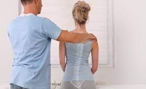 Voici un aperçu de ce qui pourrait causer de la douleur sur le côté gauche de votre dos et les symptômes à surveiller qui peuvent indiquer un problème plus nausées et vomissements. Une Douleur Au Milieu Du Dos Comprendre Et Soulager Reflex Osteo