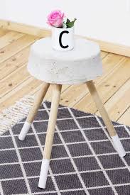 So Baust Du Einen Stylischen Diy Hocker Aus Beton Ganz Leicht Selbst Selbst Gemachte Mobel Sind Etwas Tolles Diy Sachen Selber Bauen Basteln Und Selbermachen