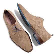 Als u op zoek bent naar een stijlvolle bootschoen die net een tikkeltje anders is, bekijk dan eens onze collectie floris van bommel heren bootschoenen. 18001 01 Floris Van Bommel Zand Suede Veterschoen Met Relief Nette Herenschoenen Lakschoen Veterschoenen