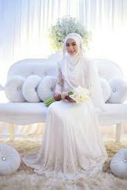 Seperti 30 pilihan kebaya putih di bawah ini yang memang kelihatan cantik dengan beragam modelnya. Wedding Dress Baju Pengantin Muslimah Simple Addicfashion