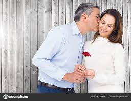 Resultado de imagem para homem dÃ¡ uma rosa a mulher