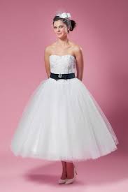 Maybe you would like to learn more about one of these? Verspieltes Rockabella Brautkleid Mit Gurtel Schwarz Weiss Kombination Fur Ihre Hochzeit Kleiderfreuden