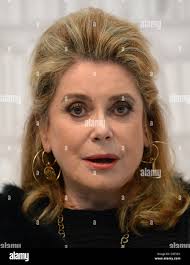 Catherine Deneuve, französische Schauspielerin und Star des britischen  psychologischen Horrors Repulsion, die heute Abend im Rialto Cinema  Premiere hat, posiert für Bilder in der Conduit Street, London, Donnerstag,  10.. Juni 1965. Catherine