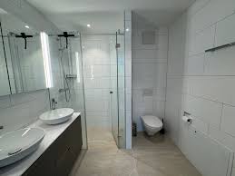 Hallo, ich brauche ein Zimmer mit 3 Betten für 3 Personen am 27,28,29  Dezember 2024 in Zürich, möglichst in der Nähe des Bahnhofs.