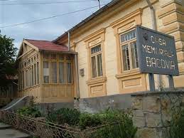 Deși a locuit numai până la vârsta de 22 de ani, plecând apoi în bucurești, personalitatea acestuia a rămas profund impregnată în ceea ce înseamnă cultura băcăuană. Casa Memoriala George Bacovia Bacau Regiunea Moldova Informatii Si Galerie Imagini Hoteluri In Apropiere