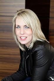 Ellen Hocking's Instagram, Twitter & Facebook