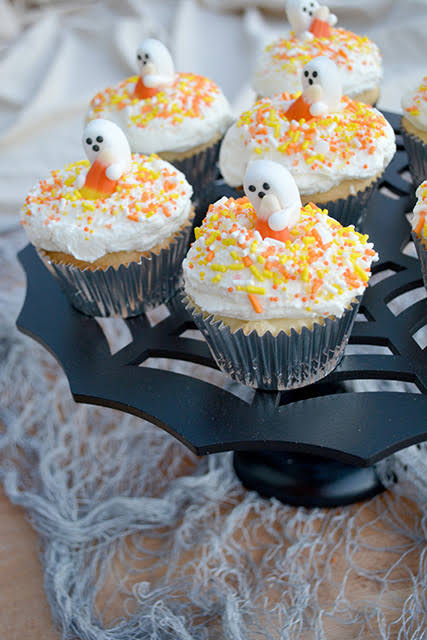 Super Cute Ghost Halloween Cupcakes -