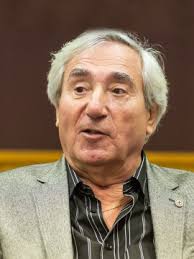Bár korábban azt is tagadta, hogy ő ölte volna meg az édesapját és inkább csak tippjei lennének, ki a gyilkos, most már beismerte, hogy ő végzett a színésszel. Szilagyi Tibor Szinmuvesz Wikipedia