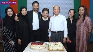 Biografi tan sri azman hashim ini dibuat sempena pemasyhuran sebagai pro canselor ums pada 24 november 2018 yang dilangsungkan di dewan canselor ums. Popular Sarawakian Born Rock Singer Songwriter Noh Salleh And Lead Singer Of Hujan Celebrated His 33rd Birthday With His Loving Celebrity Wife Shazrina Azman Mizz Nina And Family At A Low Key Private