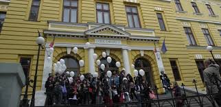 Unii oameni se plang de faptul ca nu le ajung. 24 De Elevi De La Colegiul Costache Negruzzi IaÈi Vor Participa La Ziua Euroscola Din Strasbourg Stiri Iasi Anchete Investigatii Interviuri Si Satira Politica