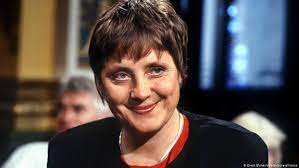 The family of angela merkel, the chancellor of germany, is of german and polish descent. Merkel War In Polen Als Die Berliner Mauer Stuck Fur Stuck Verschwand Europa Dw 09 11 2020