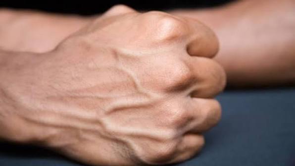 Cơ thể nổi gân xanh cảnh báo điều gì về sức khỏe? | VOV.VN