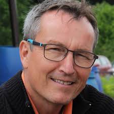 Who has plans to start the Camino del Norte in August and what suggestions  are there for booking private albergues?