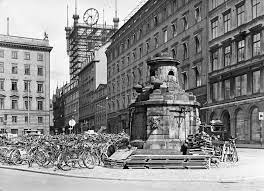 Brunkebergstorg Fran Sydvast Cykelparkering Vid Pumpen I Bakgrunden Skymtar Telefontornet Stockholm Sverige Stockholm Stad
