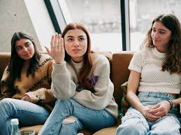 Politiek interesseert mij niet. Woke? Nog nooit van dat woord gehoord: ASMR-sensatie  Nanou en tiktokkers Nour en Fatma | De Morgen