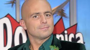 Luca Abete di Striscia la Notizia aggredito a Napoli nel negozio che vende  iPhone a meno se pagati in contanti