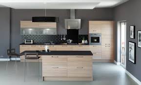 Le bois est un matériau naturel si authentique et si chaleureux qu'on a du mal à s'en une cuisine en bois moderne séduit par son aspect unique où le design rencontre la chaleur naturelle du bois. Cuisine 2020 Tendances Styles Et Accents 50 Photos De Conception De Cuisine