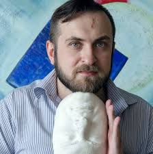 Первый показ картины «Сватовство майора» был похож на comedy club. Публика  смеялась от души. Объясняем шутки живописца 1. НАКРЫТЫЙ СТОЛ. Художник  изобразил на столе только постную закуску: селедку, семгу и «мешочную»  (слабосоленую)