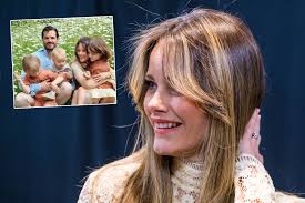 La princesse Sofia et le prince Carl Philip de Suède nous content fleurette  avec une belle photo en famille