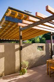Si quieres darle un aire moderno a tu jardín, puedes elegir una pérgola como esta. Carport Shade Structure Transitional Garage Albuquerque By Modulus Design