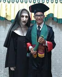 Kamu bisa beli produk dari toko selempang wisuda dengan aman & mudah dari kota tangerang selatan. 40 Trend Terbaru Kata Kata Lucu Di Selempang Wisuda Little Prettythings