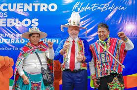 Na Bolívia, Lula usa trajes típicos e posa para fotos