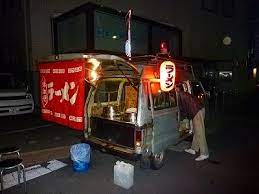 おじさんが一杯のラーメンを作ってくれます 屋台 ラーメン 屋台 のれん