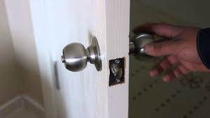 Bu yöntemle standart yaylı kilitli (kapı kolunun bir parçası olan) kapıları açabilirsin fakat rozet kilitlerde işe yaramayacaktır. Kilitli Oda Kapisi Nasil Acilir Amerikan Topuz Kilit Oda Kilidi Nasil Acilir Youtube