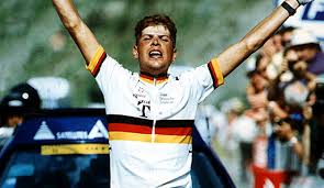 Jan ullrich donne une conférence de presse devant son hôtel à blaesheim près de strasbourg à la veille du début officiel de la 93e course cycliste du tour de france le 30 juin 2006. Tour De France