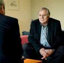 Da gibt es den erfolgreichen, eigentlich ruhigen und bescheidenen arzt, der jahrelang von seiner ehefrau schikaniert wird, bis er von schirach schafft es mit jeder einzelnen geschichte den blick des lesers über den tellerand der. Schirachs Verbrechen Das Haben Wir Uns Aber Anders Vorgestellt Welt