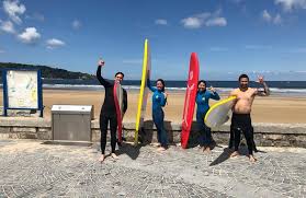 Ga surfen in de baai van la concha. Gruppenunterricht Im Surfen In Donostia San Sebastian