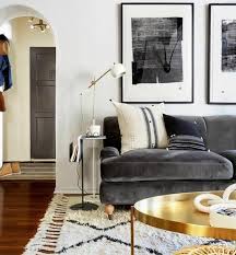 Welche Farbe Passt Zu Grau Ein Graues Sofa Mit Weissem Kissen Weisser Teppich Welche Farbe Passt Zu Grau Ein Weisses Wohnzimmer Wohnzimmer Weiss Wohnzimmer Design