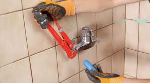 Badezimmer Renovieren So Werden Fliesen Fugen Und Co Wie Neu In 2020 Badezimmer Renovieren Bad Renovieren Bodengleiche Dusche Selber Bauen