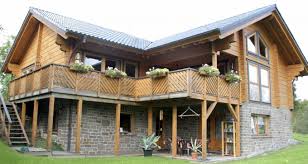Nous Construisons Des Kits De Maisons Finlandaises En Bois Massif Depuis Plus De Cent Ans Decouvrez Notre Vaste Gamme Dis Bois Massif Construction Bois Massif