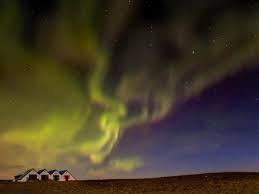 Um nordlichter zu sehen, sollte es so dunkel wie möglich sein, daher eignen sich speziell die wintermonate von september bis april.die meisten nordlichter sieht man zwischen 20:00 und 04:00 uhr, da es zu dieser zeit am dunkelsten ist.außerdem spielt das wetter eine rolle sowie eine gewisse portion glück. Die 10 Besten Orte Um Die Nordlichter Zu Sehen Booking Com