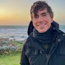 Why does Simon Reeve wear a scarf?