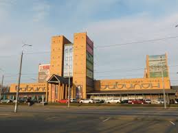 La iasi cu avionul este simplu, este doar unul si se numeste aeroportul international iasi, de aici puteti pleca in tara spre bucuresti, timisoara dar si in mari in apfropierea teiului lui eminescu se gaseste si bustul lui mihai eminescu dar si bustul bunului prieten ion creanga ridicat in 1932, iar peste cativa ani. Centru Comercial Wikipedia