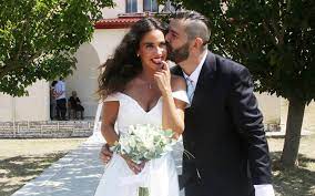 Και αυτή τη φορά δεν πρόκειται να βάλει νυφικό ούτε για κάποια φωτογράφιση, ούτε για τις ανάγκες ενός fashion show! To Fwtografiko Almpoym Toy Gamoy Ths Katerinas Stikoydh