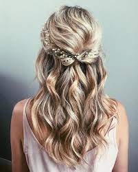 Wunderschone Halfte Nach Oben Nach Unten Hochzeitsfrisur Brautfrisur Brautfrisuren Brautfrisuren Trend Brautfrisuren Half Up Wedding Hair Hair Styles Hair Vine Wedding