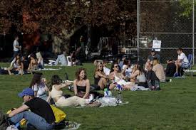 After a busy weekend at trinity bellwoods, the city has painted white circles all over the park to help ensure that people are keeping their distance while visiting the area. People Use Social Distancing Circles At Trinity Bellwoods Park In Toronto Rci English