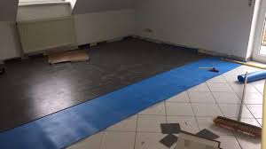 Auf fliesen einfach selber kleben. Vinylboden In Sechs Schritten Zum Angesagten Designerboden