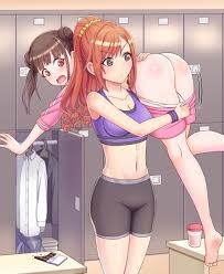 女孩被姐姐扛在肩上打屁股