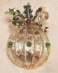 Vintage Gerry S Christmas Ornament Pin With Holly Https Www Pinterest Com Rubylanecom Vin Christmas Ornaments Vintage Christmas Decorations Walmart Jewelry